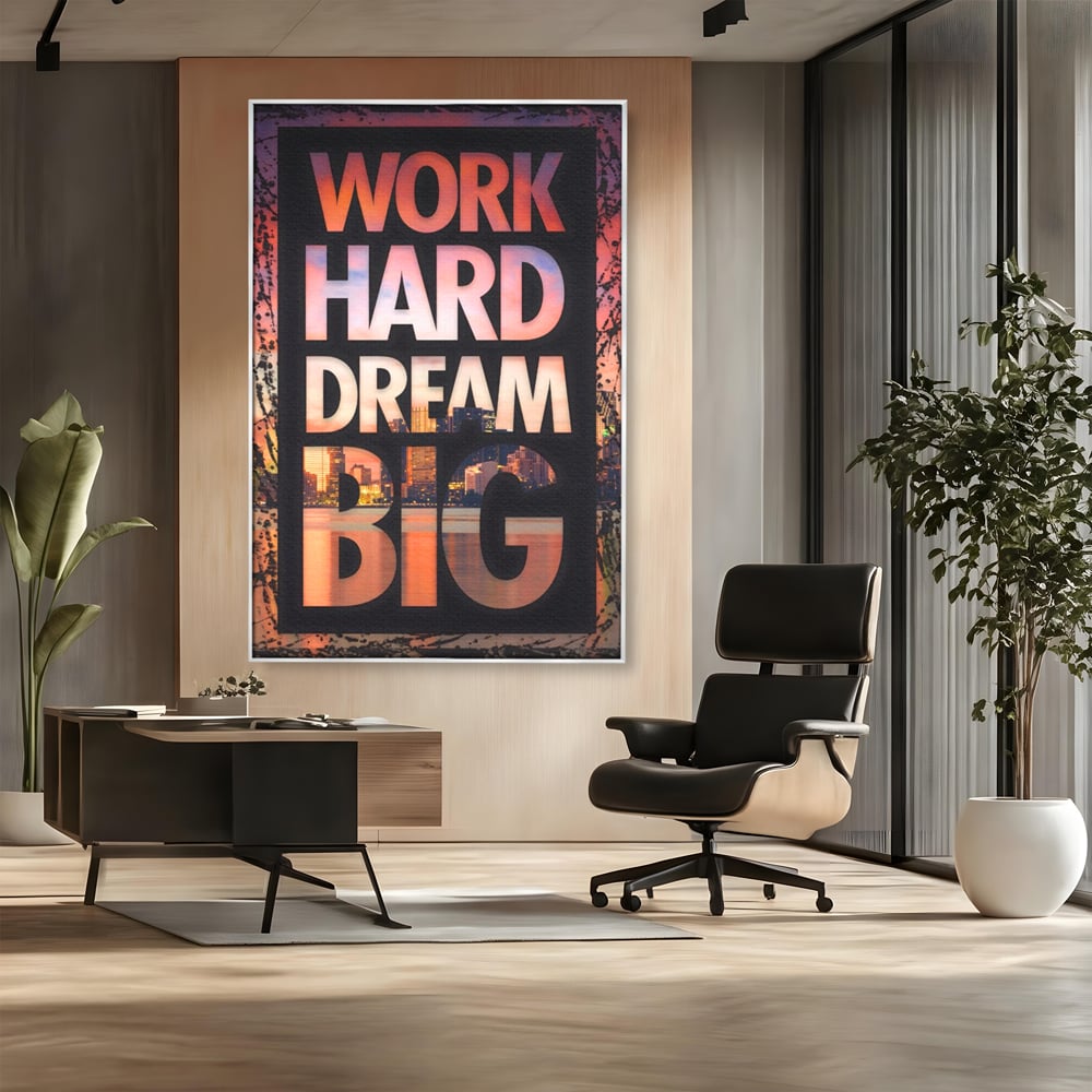 Tablou canvas cu tablou motivational cu peisaj urban nocturn, in rama de aluminiu argintiu, pe perete intr-un birou